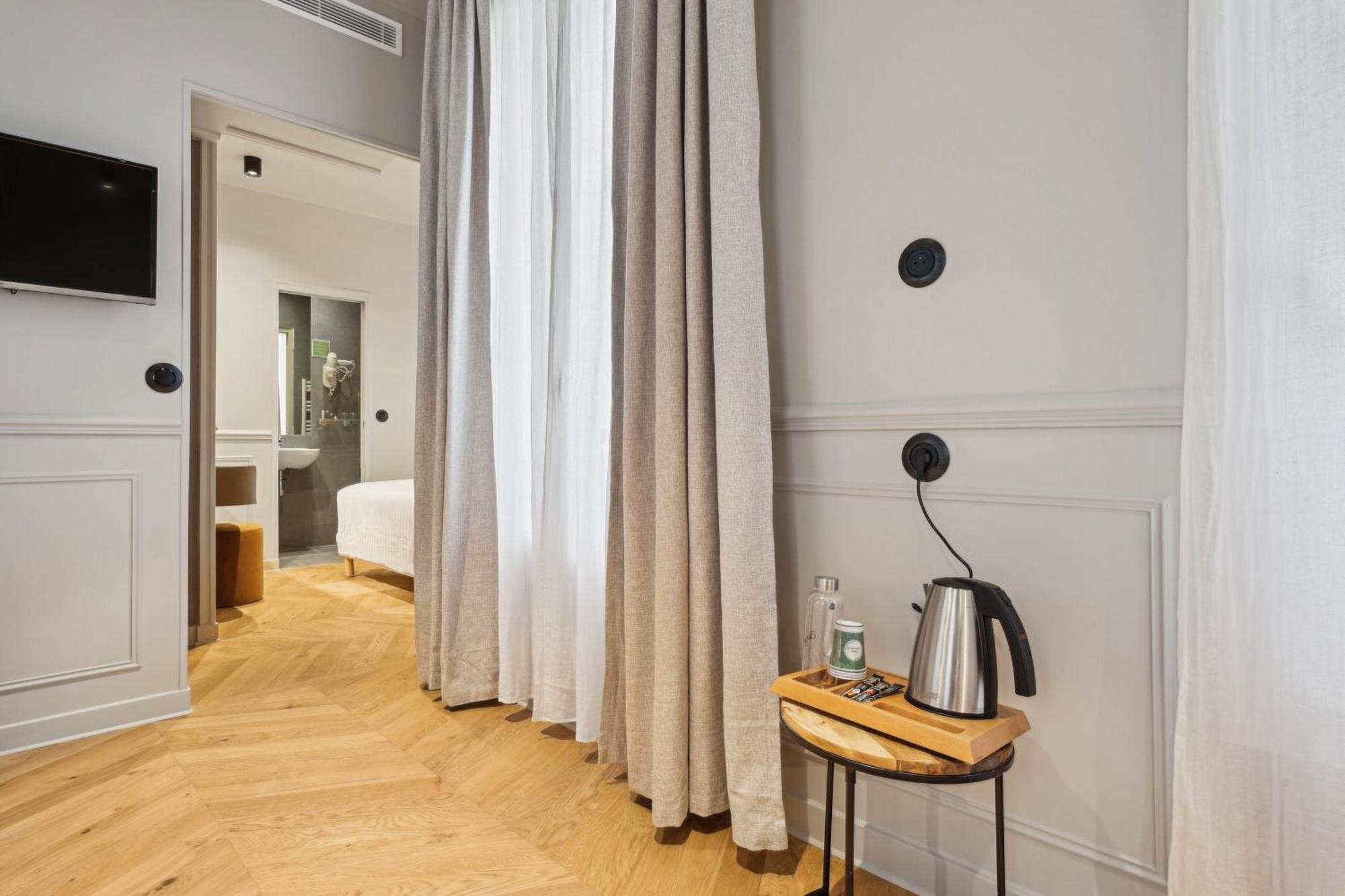 Hotel Clemence Paris Exterior photo